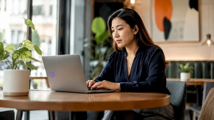 Empresaria trabajando en comunicaciones personalizadas de CRM