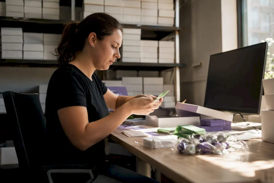 Manos preparando paquetes de recompensas por fidelidad